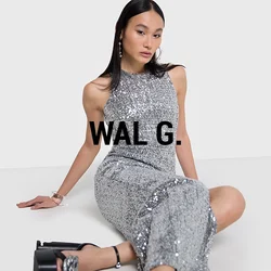 Abito da sera argento con paillettes, colletto alto e spacco. Modella che indossa tacchi alti neri e accessori. Texture liscia e lucida.