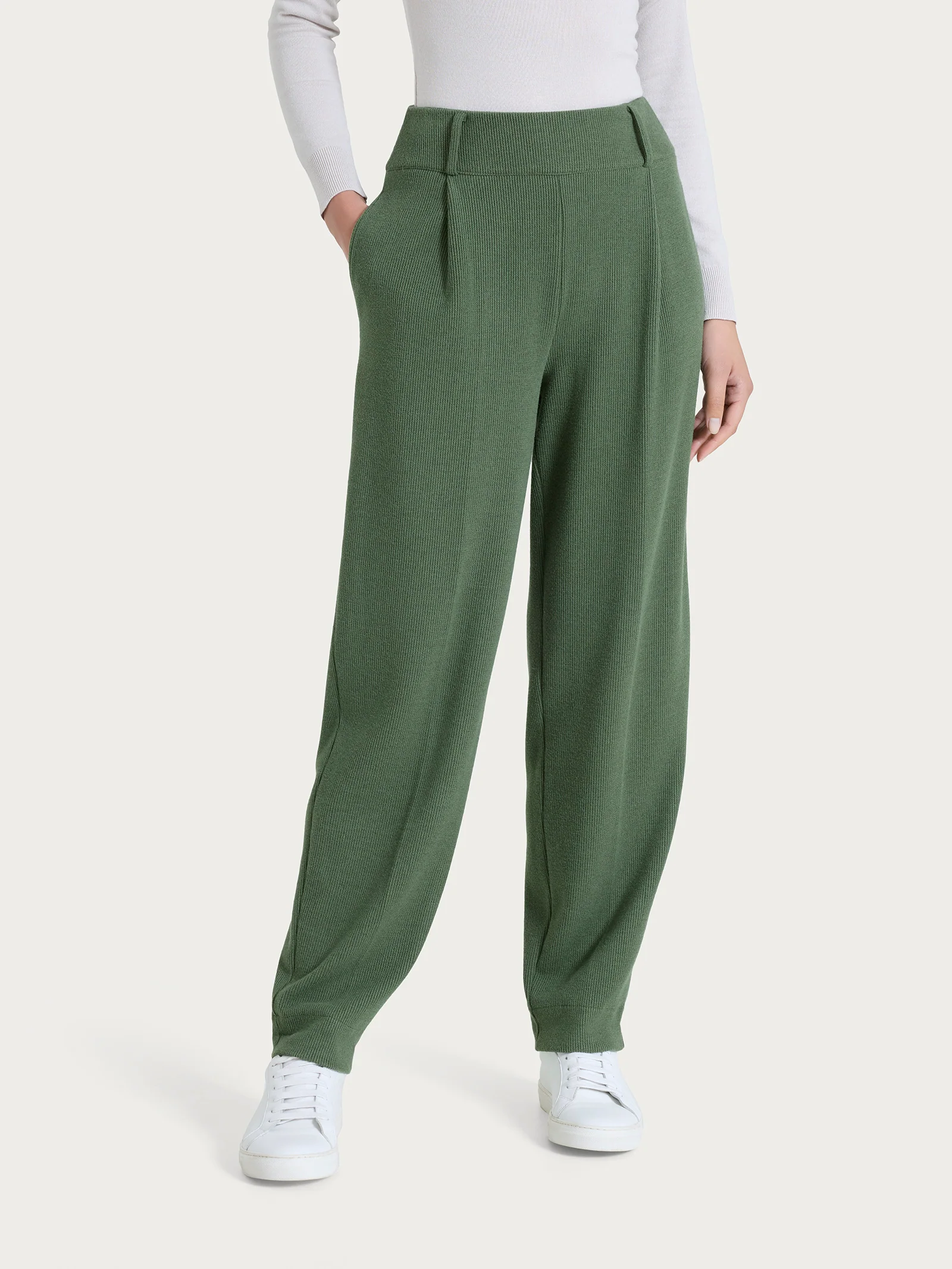 Image of Pantalone a carota con tasche e pinces in Velvet - Bronze Green