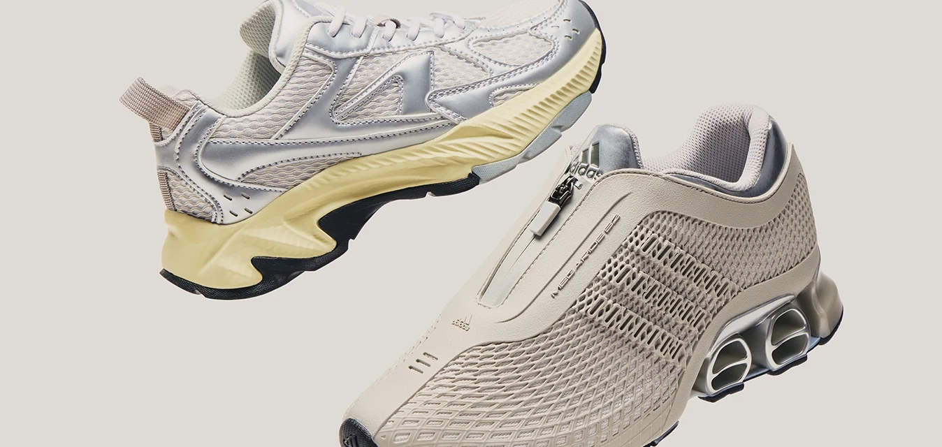 Un paio di scarpe da ginnastica chiare, una con chiusura a zip e design in rete, l'altra con lacci e suola spessa, su uno sfondo semplice.