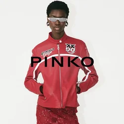 Giacca rossa con zip e dettagli con logo, abbinata a una gonna midi rossa in pizzo con motivo a scacchi e sandali bianchi con tacco.