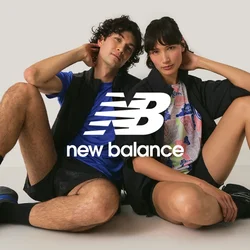 Due giovani adulti seduti per terra con le gambe piegate, vestiti con abbigliamento sportivo casual e scarpe da ginnastica, su uno sfondo chiaro e semplice.