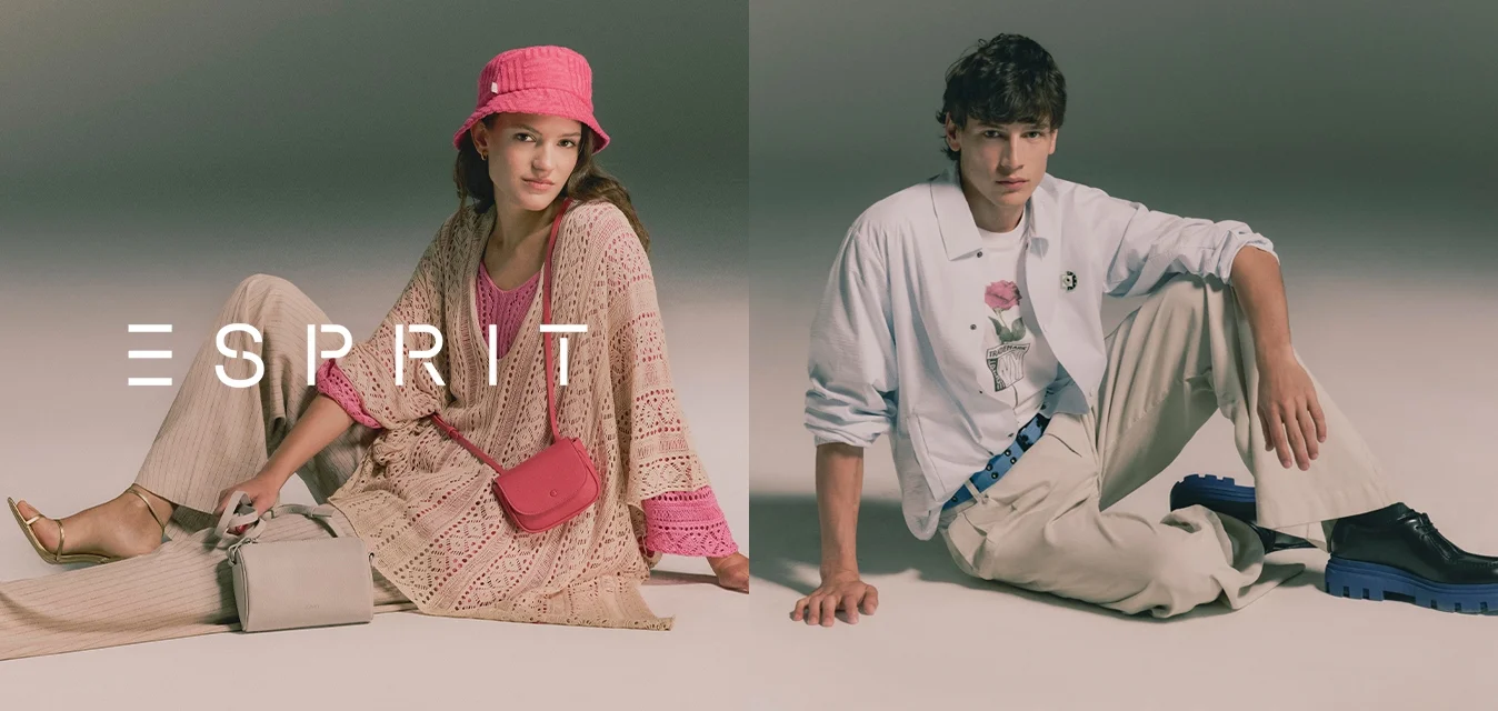 Modello che indossa un leggero copricostume all'uncinetto, accessori rosa; modello in camicia bianca, t-shirt grafica, pantaloni beige, cintura blu e scarpe chunky.