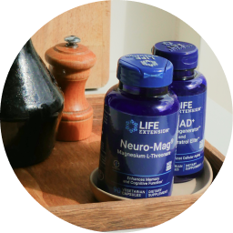 alt="Due flaconi di Life Extension Neuro-Mag Magnesium L-Threonate su un vassoio di legno.»