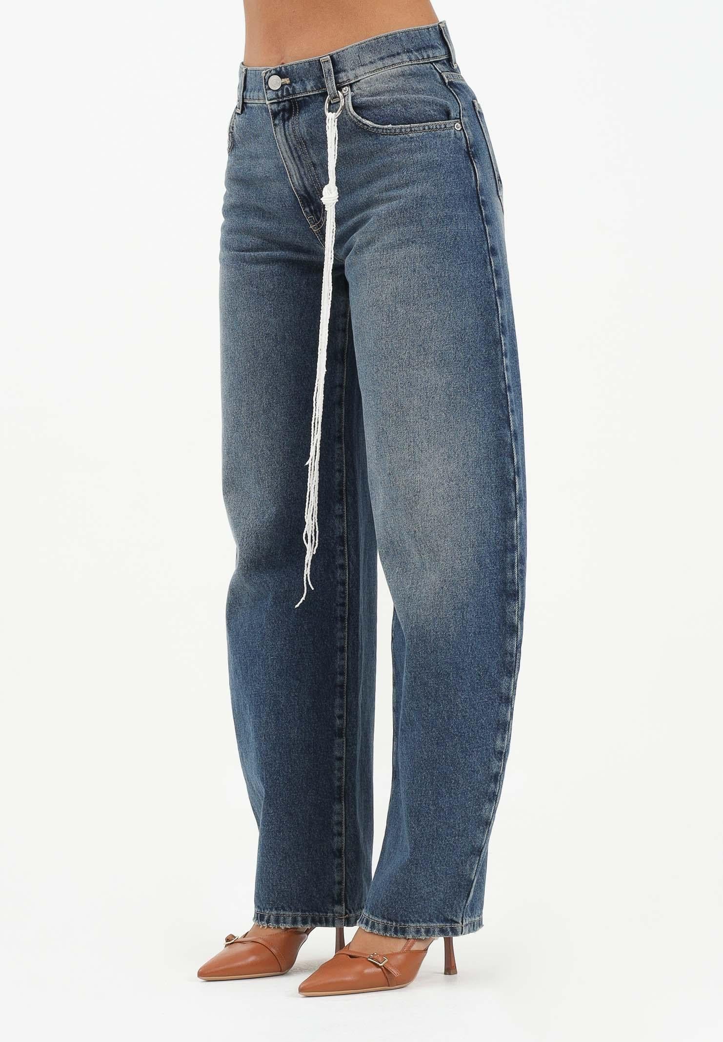 Image of VICOLO Jeans ballon Denise in denim blu da donna con ciondolo