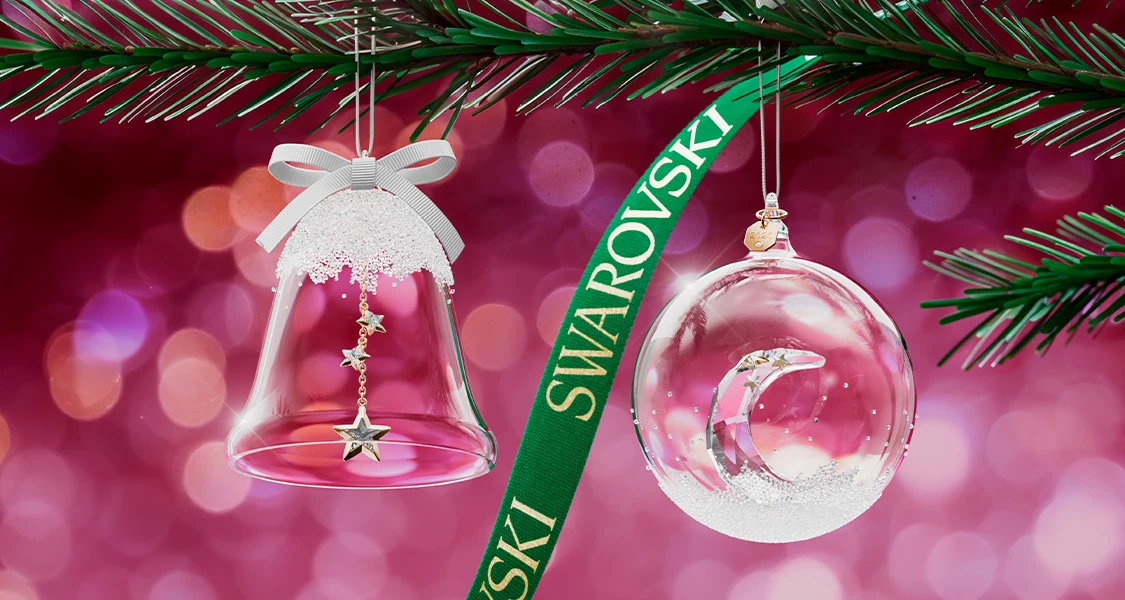 Decorazioni di Natale appese all’albero