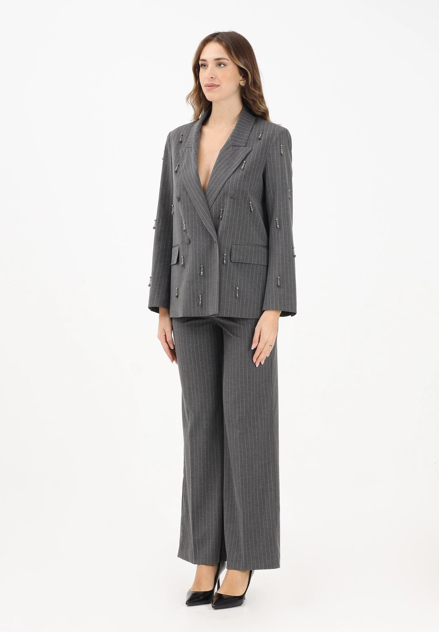 Image of VICOLO Tailleur grigio gessato da donna con dettagli gioiello