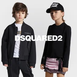 Giacca nera con zip, t-shirt bianca e pantaloni neri con stivali a sinistra. A destra, un top a maniche lunghe nero, una gonna a strati rosa e un berretto.