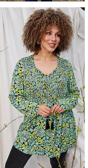 Blusa a punto smock con design floreale, taglio svasato, scollo a girocollo e maniche lunghe