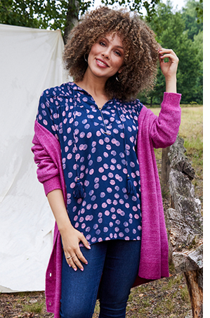 Blusa dal taglio svasato con punto smock, pallini, scollo a tunica e maniche lunghe