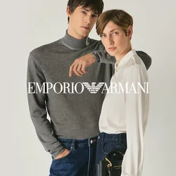 Due modelli stanno vicini; uno indossa un maglione grigio a motivo e jeans, l'altro indossa una blusa bianca, pantaloni larghi scuri e tiene una pochette nera.