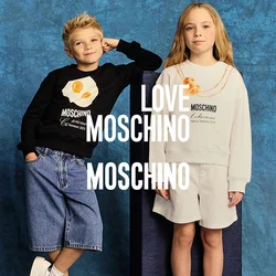 Quattro bambini in moda: vestito floreale nero, maglietta bianca grafica, felpa nera con stampa di uova e pantaloncini bianchi con top abbinato. Indossano scarpe da ginnastica.