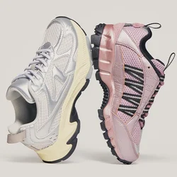 Un paio di scarpe da ginnastica, la sinistra metallizzata argento con suola crema, la destra rosa con lacci neri a rete, posizionate sole a sole su uno sfondo neutro.