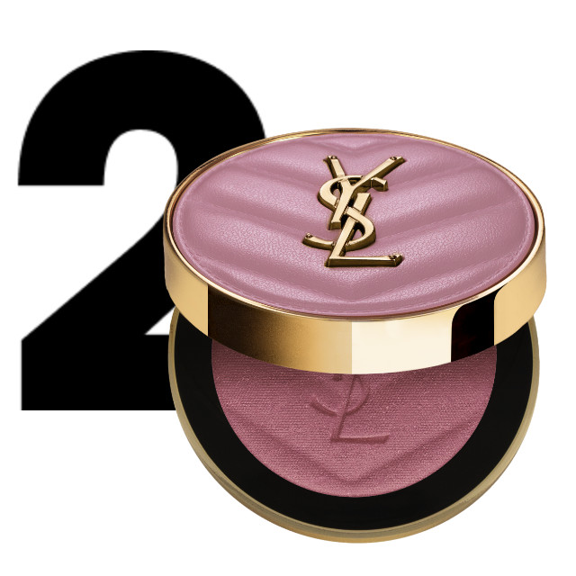 Un poudrier YSL rotondo e rosa, forse un fard o un illuminante, presenta un logo YSL dorato sul coperchio e una texture ondulata sul prodotto all'interno.