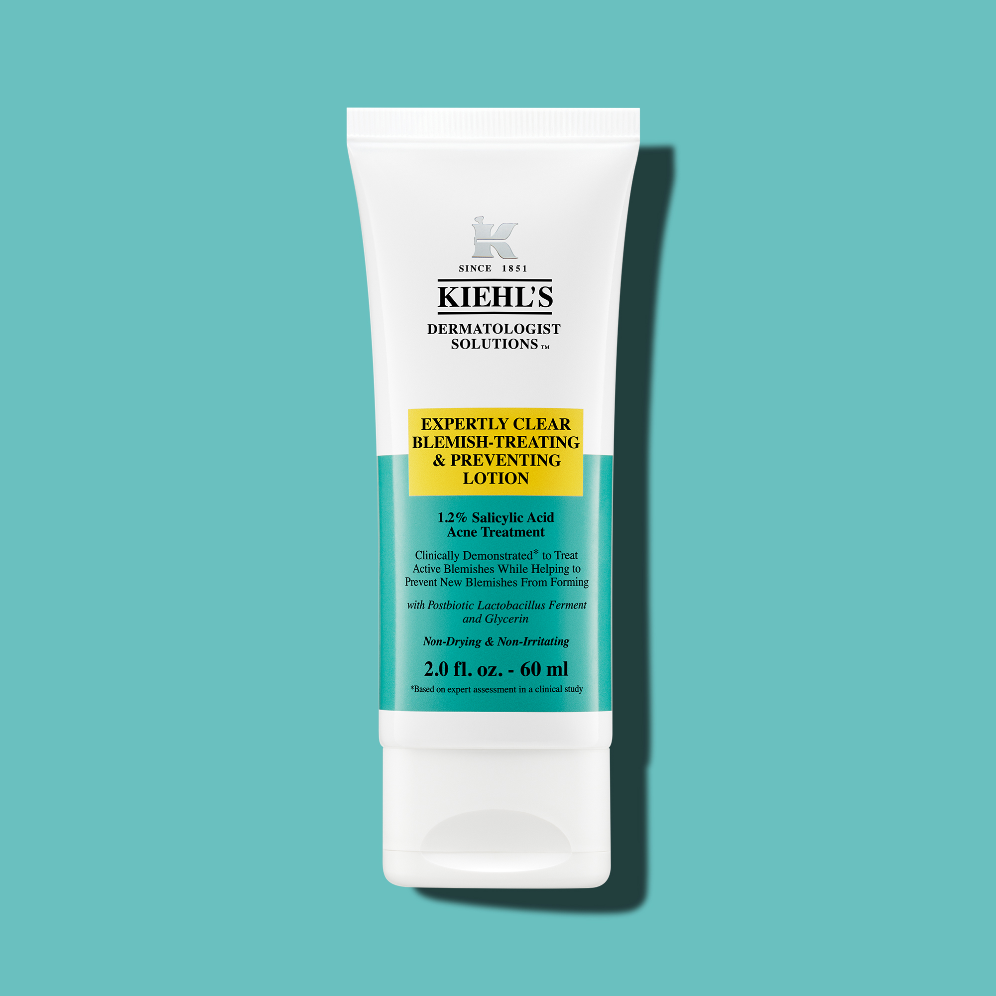 Tubo del trattamento viso Kiehl&rsquo;s Dermatologist Solutions &ldquo;Expertly Clear Blemish-Treating & Preventing Lotion&rdquo; da 60 ml, su sfondo turchese, con etichetta frontale visibile. Il prodotto &egrave; indicato come secondo step della routine.