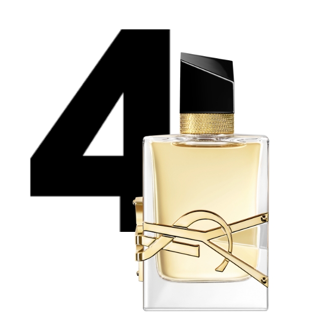 Un flacone di profumo YSL Libre, riempito con un liquido ambrato dorato e impreziosito dal suo distintivo logo "YSL" dorato avvolto attorno al flacone, &egrave; posto su uno sfondo nero uniforme.