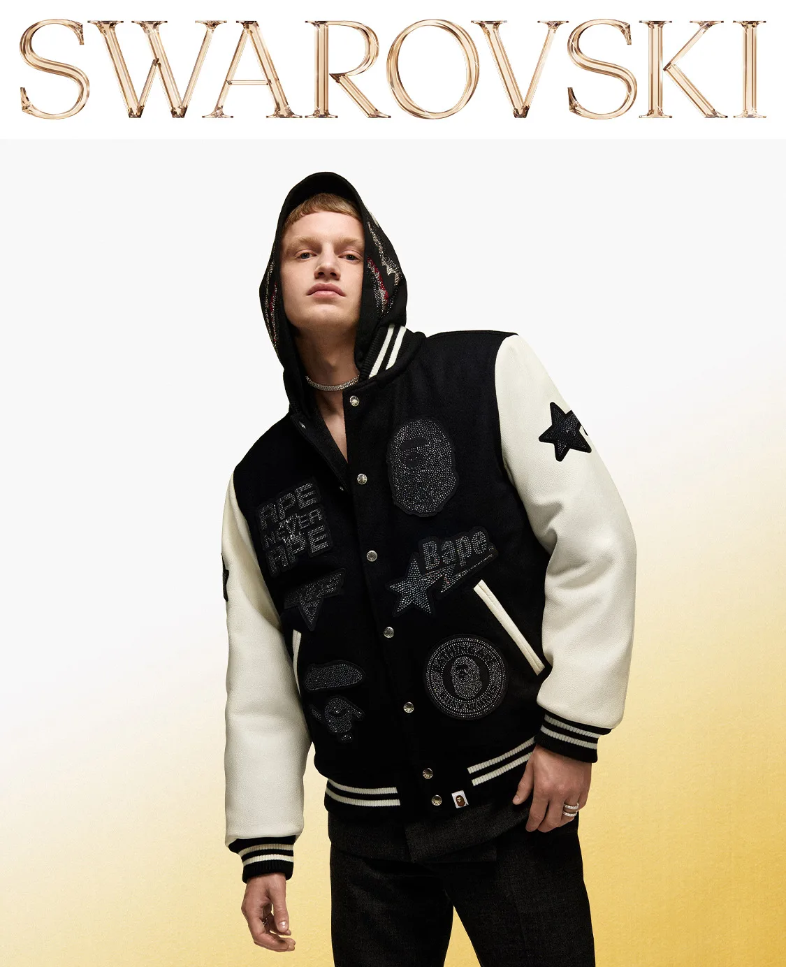 Modello con indosso una giacca sportiva A BATHING APE®