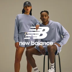 Due modelli in abbigliamento sportivo viola chiaro abbinato; uno in piedi con un cappello, l'altro seduto su uno sgabello nero, entrambi con scarpe bianche.