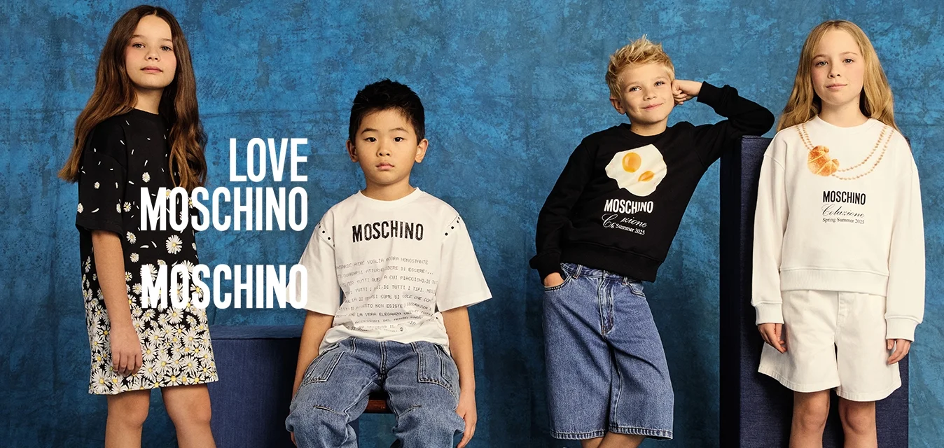 Quattro bambini in moda: vestito floreale nero, maglietta bianca grafica, felpa nera con stampa di uova e pantaloncini bianchi con top abbinato. Indossano scarpe da ginnastica.