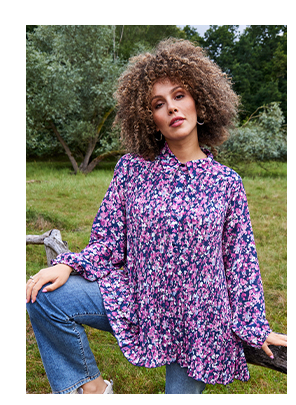 Blusa dal taglio svasato con plissettatura, fiori, collo da camicia e maniche lunghe