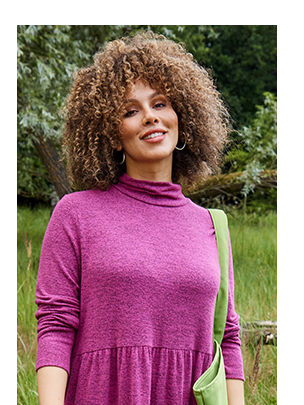 Abito dal taglio svasato in maglia con collo alto e maniche lunghe