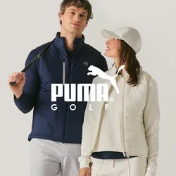 Uomo e donna in abbigliamento sportivo stanno vicini su uno sfondo chiaro uniforme, l'uomo con la giacca appoggiata sulla spalla e la donna con un cappellino bianco.