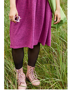 Abito dal taglio svasato in maglia con collo alto e maniche lunghe