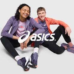 Due persone sedute su una superficie bianca, vestite in abbigliamento sportivo: giacca viola, top rosa, leggings neri e scarpe multicolori.