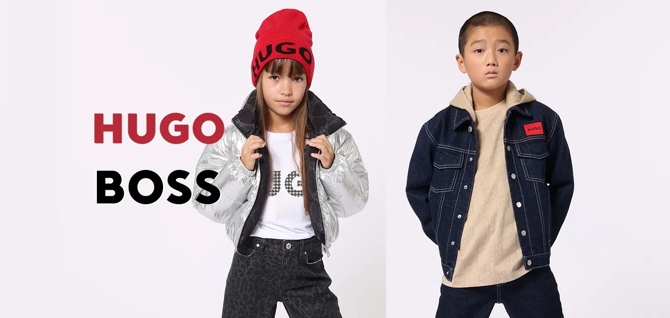 Giacca a vento argento con fodera nera, abbinata a una T-shirt bianca con dettagli in strass. Giacca di denim con patch logo rosso, camicia beige.