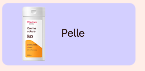 &bdquo;Flacone Redcare Crema Solare SPF 50. Testo: &lsquo;Pelle&rsquo;. Sfondo lilla.&ldquo;