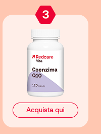 &bdquo;Flacone Redcare Coenzima Q10 con etichetta beige. In alto un&rsquo;icona rossa con il numero 3. Pulsante rosso: Acquista qui. Sfondo salmone chiaro.&ldquo;