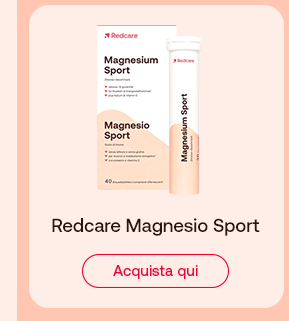 &bdquo;Confezione e tubo di compresse effervescenti Redcare Magnesium Sport. Testo: &lsquo;Redcare Magnesium Sport&rsquo;. Pulsante rosso: Acquista qui. Sfondo salmone chiaro.&ldquo;