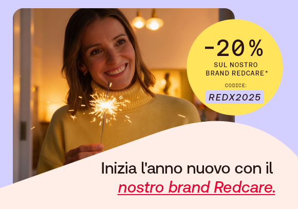 &bdquo;Donna sorridente tiene una stellina scintillante. Bollino giallo con testo: &lsquo;-20% sul nostro brand Redcare, codice REDX2025&rsquo;. Testo: &lsquo;Inizia l&rsquo;anno nuovo con il nostro brand Redcare.&rsquo; Sfondo lilla e rosa chiaro.&ldquo;