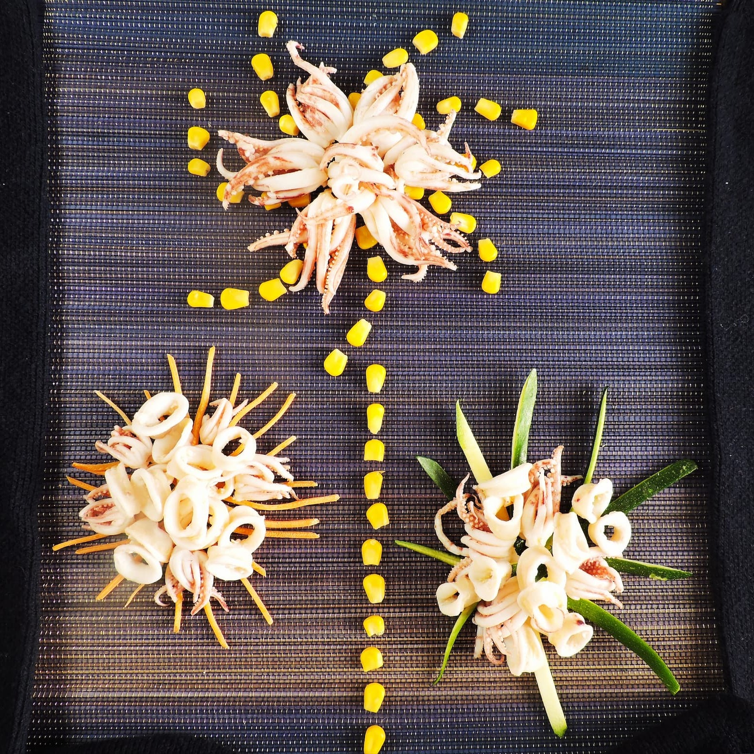 Fuochi d'artificio di totani, mais e verdure julienne