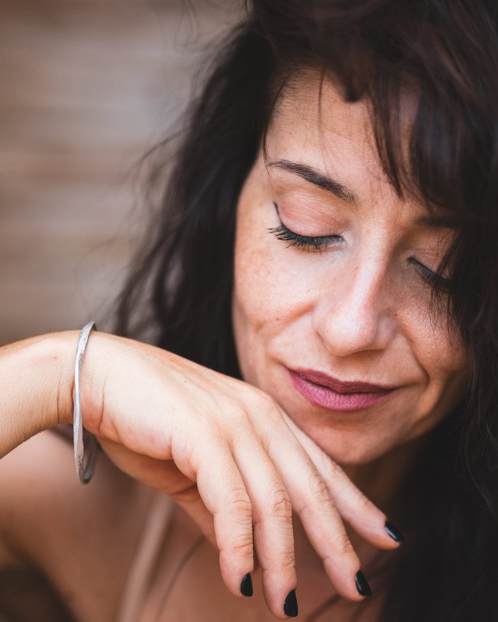 ragazza che indossa un bracciale fine in alluminio da donna realizzato a mano