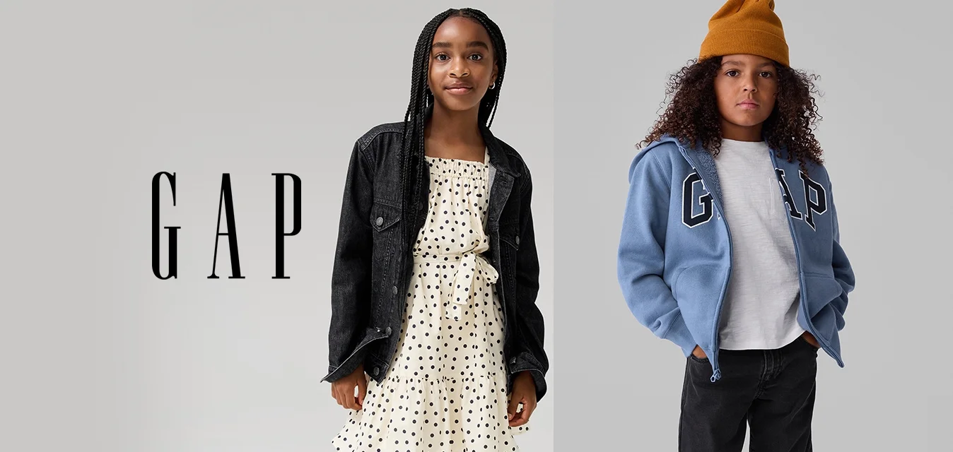 Giacca di jeans nera sopra un abito bianco a pois con vita regolabile; felpa blu con 