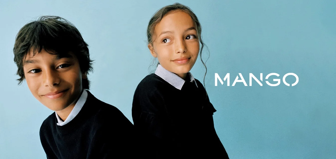 Due foto mostrano bambini su uno sfondo azzurro chiaro. Sono in evidenza maglioni neri, camicie con colletto e un maglione grigio a balze.