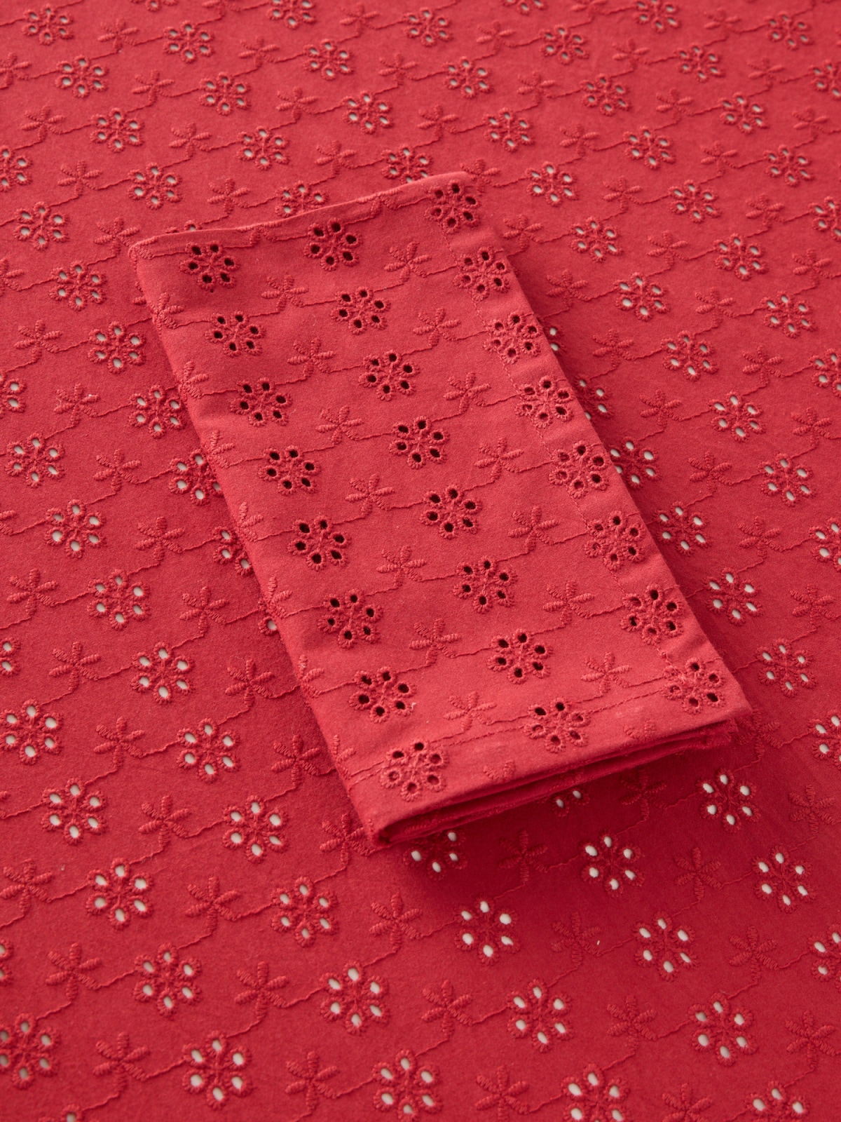 Tovaglia in puro cotone con ricamo sangallo