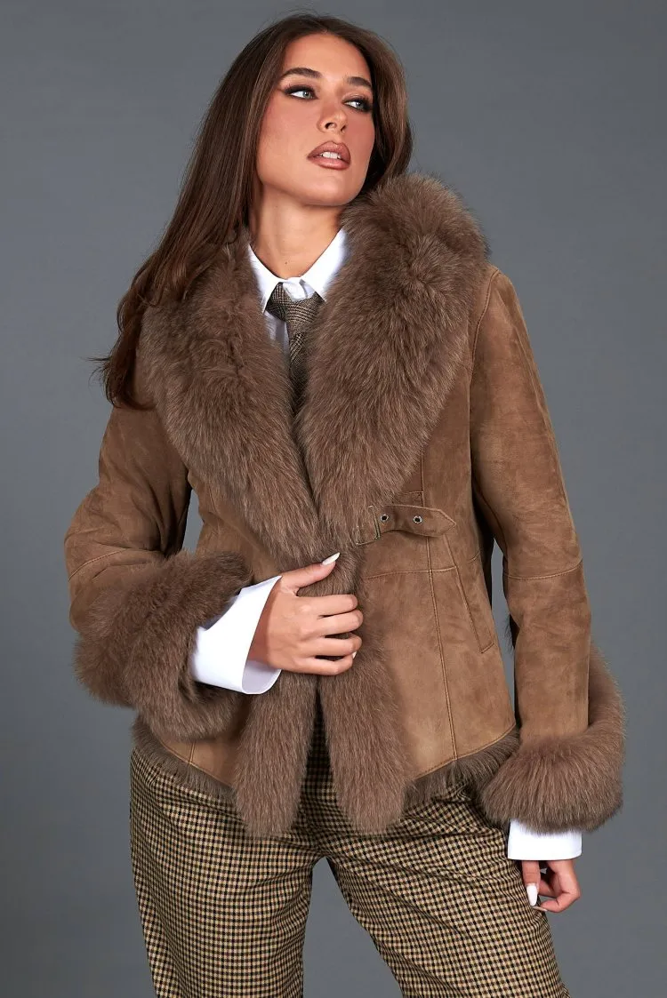 Image of Giacca in montone scamosciato colore fango con colletto in volpe