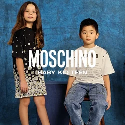Quattro bambini indossano abiti coordinati Moschino. Gli stili includono un vestito nero con margherite, t-shirt grafiche, pantaloni denim oversize e pantaloni bianchi.
