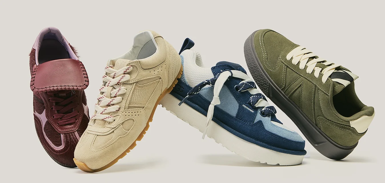 Quattro paia di sneaker: bordeaux con dettaglio in pelliccia, beige in pelle scamosciata, blu navy con accenti azzurri e tela verde oliva, ciascuna con lacci distinti.