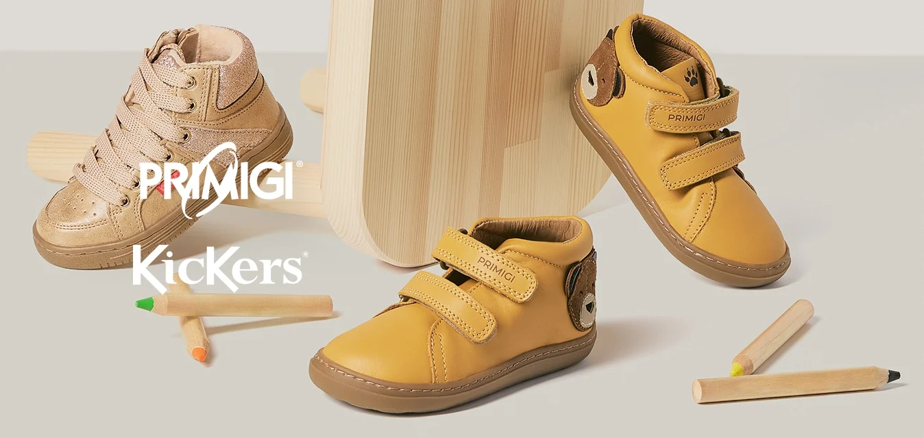 Sgabello di legno rovesciato su un pavimento beige con quattro scarpe da bambini e quattro matite colorate sparse intorno.