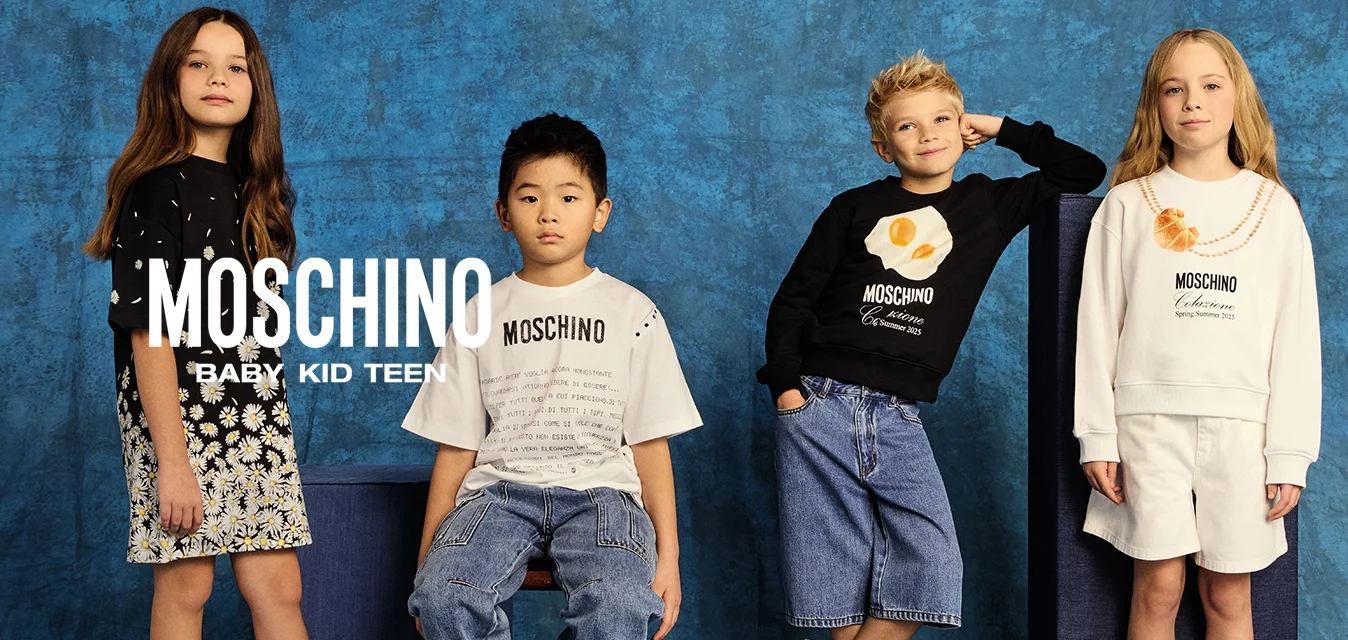 Quattro bambini indossano abiti coordinati Moschino. Gli stili includono un vestito nero con margherite, t-shirt grafiche, pantaloni denim oversize e pantaloni bianchi.