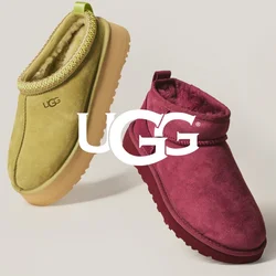 Tre paia di pantofole UGG in giallo-verde, rosso scuro e beige con suole gialle, esposte su uno sfondo neutro.