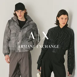 Giacca a vento grigia, pantaloni grigi, giacca bomber nera con texture ondulata, pantaloni larghi neri. Gli accessori includono una piccola borsa bianca.