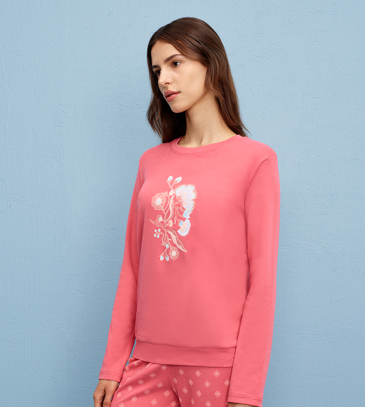 Modella indossa pigiama lungo rosa blush. Scoprilo!