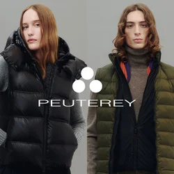 Due modelli indossano gilet senza maniche imbottiti sopra maglioni a maniche lunghe, uno di colore nero con cappuccio, l'altro di colore verde oliva con dolcevita marrone.