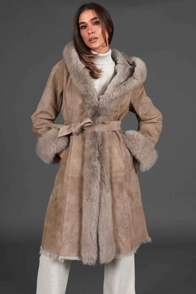 Image of Cappotto in montone scamosciato beige con cappuccio in volpe