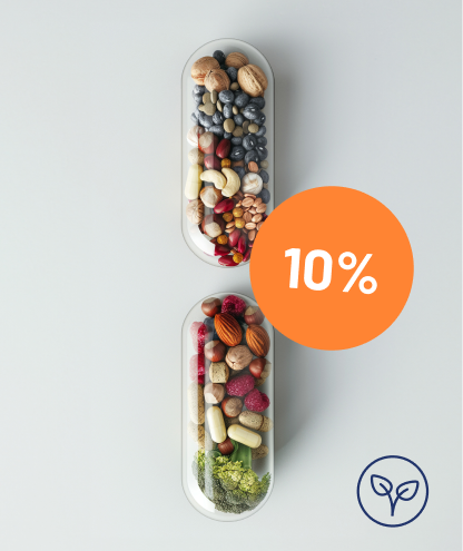 Capsula trasparente riempita con noci, semi, legumi e verdure su uno sfondo chiaro, che simboleggia la nutrizione e gli integratori alimentari integrali, con distintivo del 10%.
