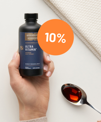 Tenendo per mano un flacone di vitamina liquida liposomiale Quicksilver Scientific accanto a un cucchiaio, raffigurato con uno sconto del 10%.