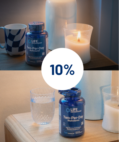 Bottiglia multivitaminica Life Extension Two-Per-Day® su un comodino con candela, bicchiere d'acqua e badge di sconto del 10%, che crea una tranquilla scena di routine quotidiana.